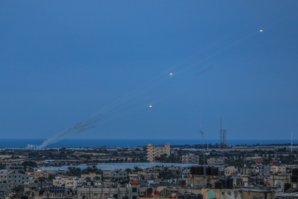Die Hamas feuerte am Sonntag aus der Stadt Rafah im südlichen Gazastreifen Raketen auf Israel ab.