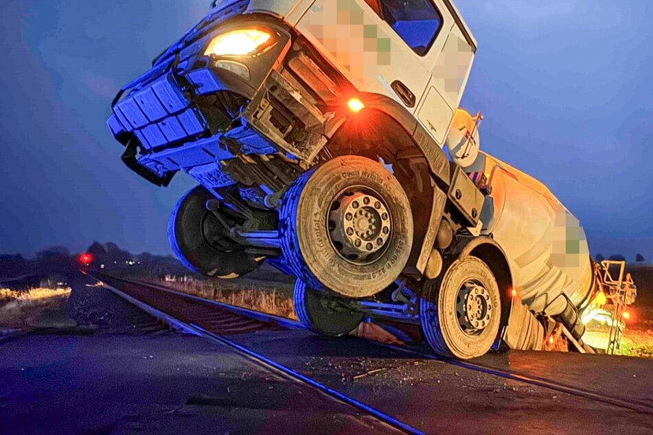 Abgerutschter Betonmischer legt Bahnverkehr lahm