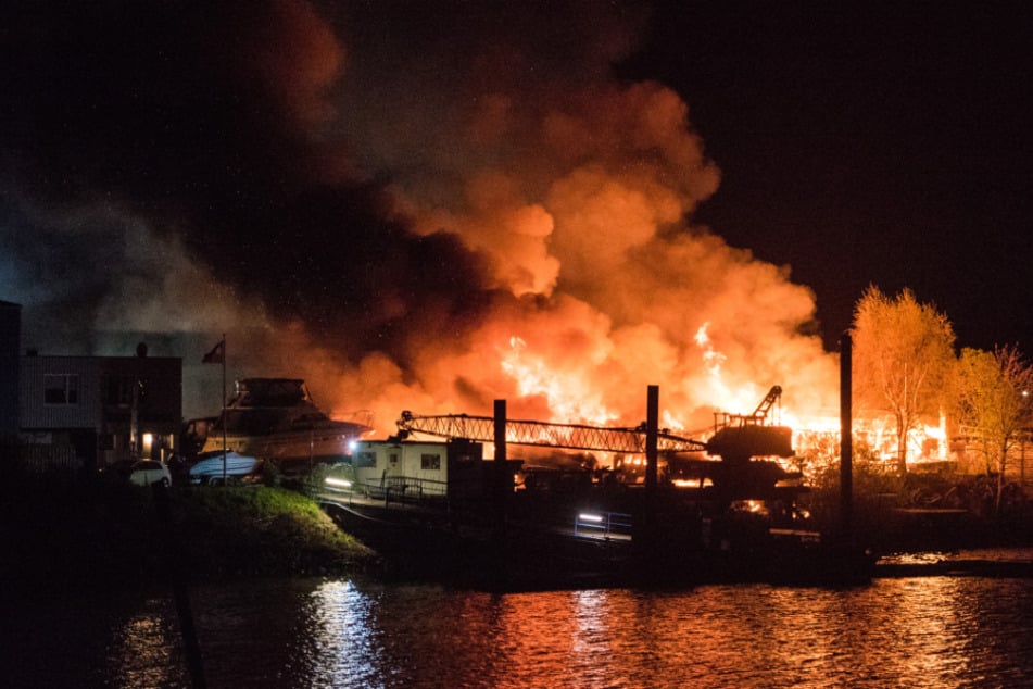 Hamburg Flammenmeer Am Hafen Explosionen Machen Feuerwehr Zu Schaffen Tag24