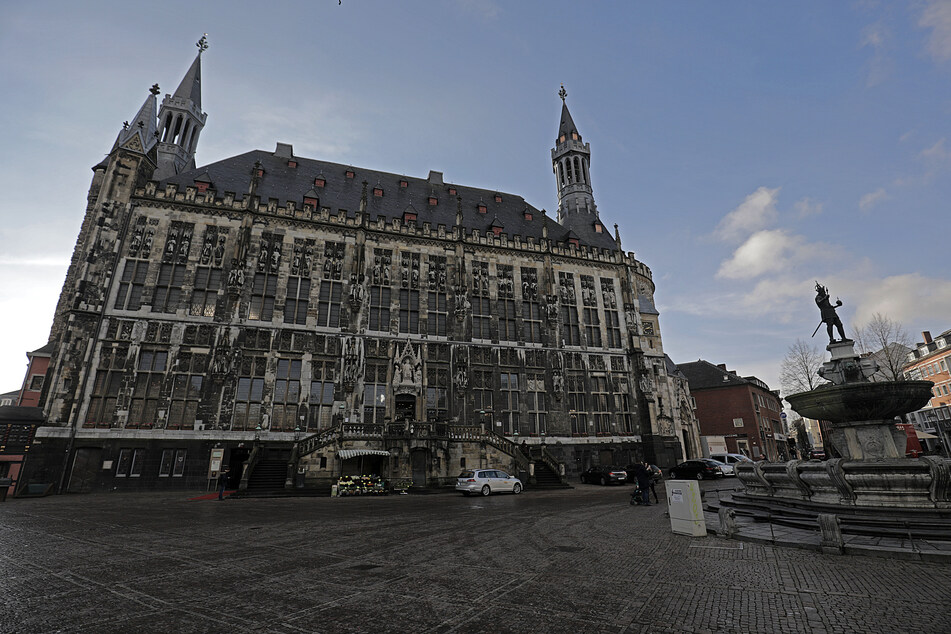 Auch das Rathaus in Aachen erstrahlt ab dem 15. April wieder.