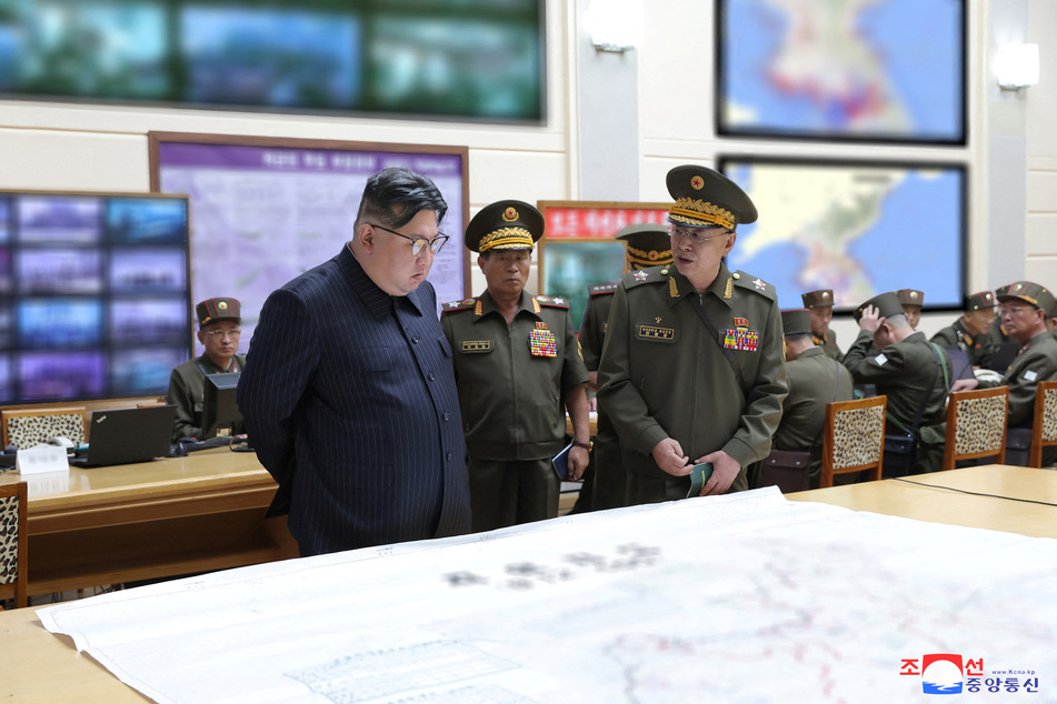 North Korean leader Kim Jong-un (l.) has been threatening a nuclear response to US-South Korean military drills as his country stages its own exercises.