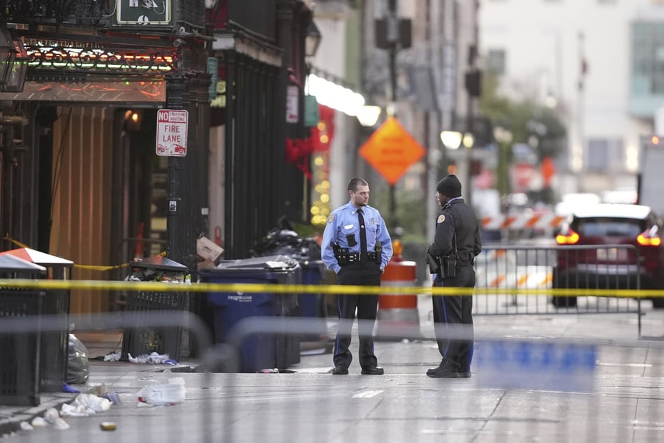 Rettungskräfte betreten den Tatort auf der Bourbon Street.