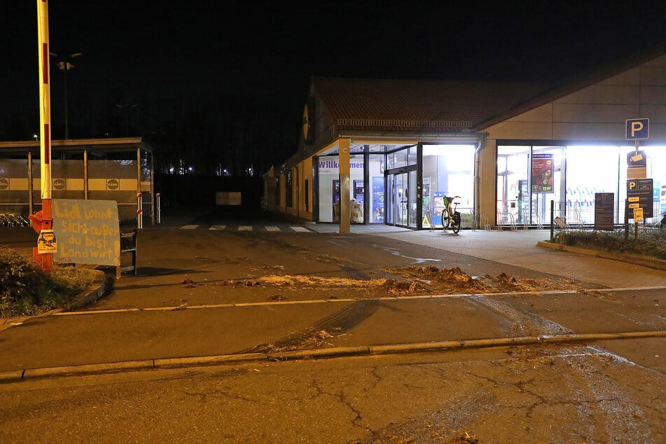 Mit einem Misthaufen wollten Protestler in Dresden ihren Unmut über das neue Butter-Angebot von Lidl kundtun.