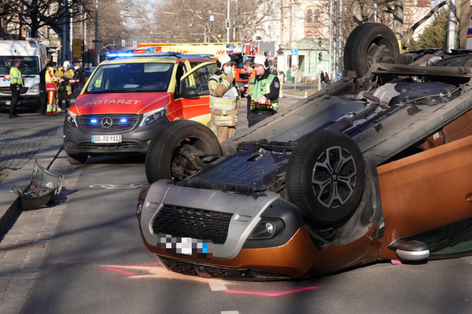 Unfall-Drama auf dem Fetscherplatz: Opel prallt gegen Dacia, fünf Menschen verletzt