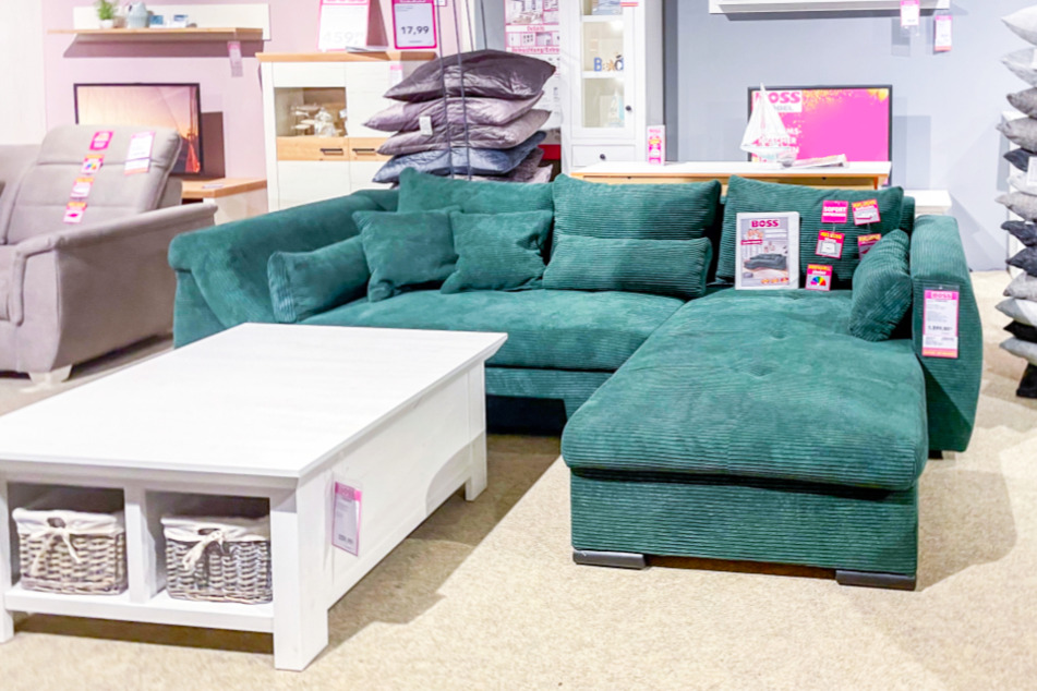 Schnappt Euch zur Sonntagsöffnung (24.9.) von Möbel Boss dieses schicke Cord-Sofa in Grün.