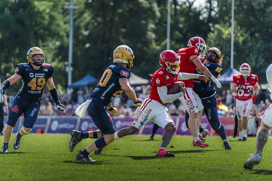 Die Dresdner Defense muss Quarterback Jaylon Henderson (27, M.) zu fassen bekommen.