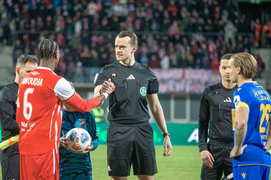 Schiri Richard Hempel musste die Begegnung schon nach wenigen Minuten unterbrechen.