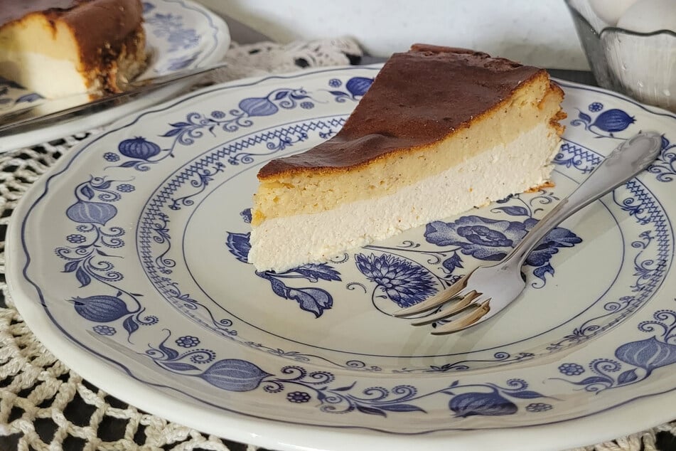 Lecker leichte Dresdner Eierschecke ohne Boden nach DDR Rezept backen.