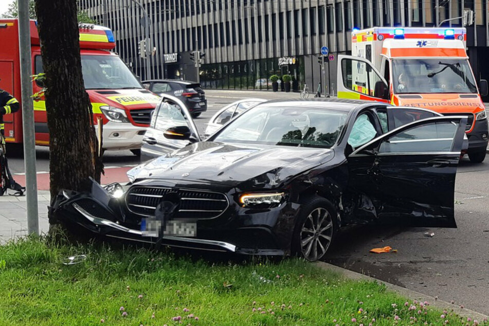 Nach dem Unfall auf der Landsberger Straße in München mussten drei Menschen von den alarmierten Rettern in Kliniken gebracht werden.