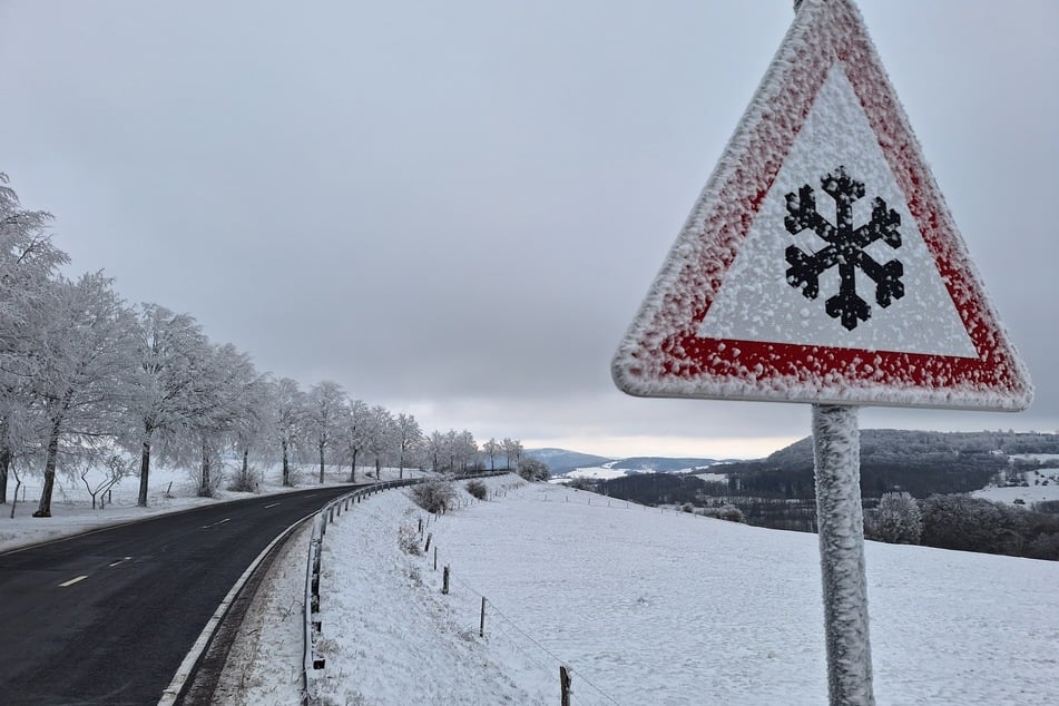 Es wird auch vor Schneefall gewarnt. "Ab dem späten Vormittag Übergang in Regen, dabei vorübergehend gefrierender Regen mit Glatteisbildung!", heißt es auf der DWD-Seite. (Archivbild)