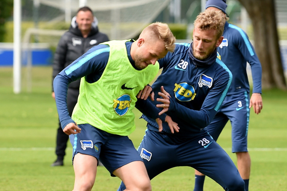 Pascal Köpke (l) und Fabian Lustenberger im Zweikampf beim Training