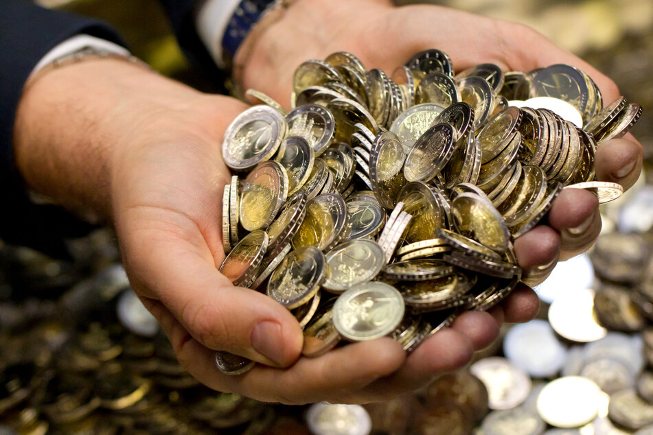 Im Bach waren lauter falsche Zwei-Euro-Münzen. (Symbolbild)