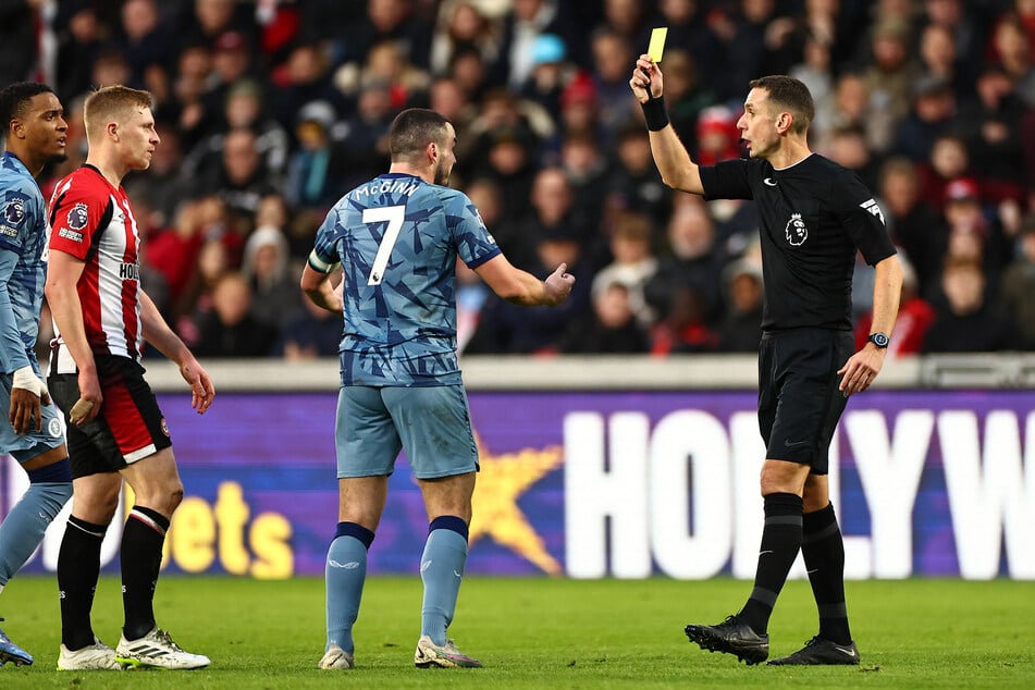 David Coote (r.) war seit 2018 in der englischen Premier League als Referee tätig und leitete über 90 Spiele.