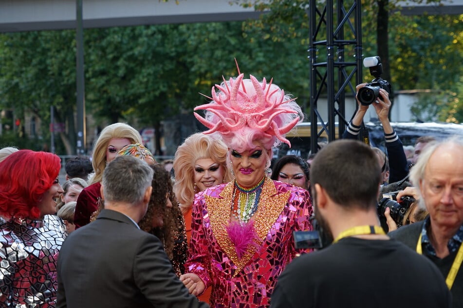 Schon bei ihrer Ankunft am Montagabend beim Filmfest Hamburg löste Olivia Jones (55) einigen Trubel aus.