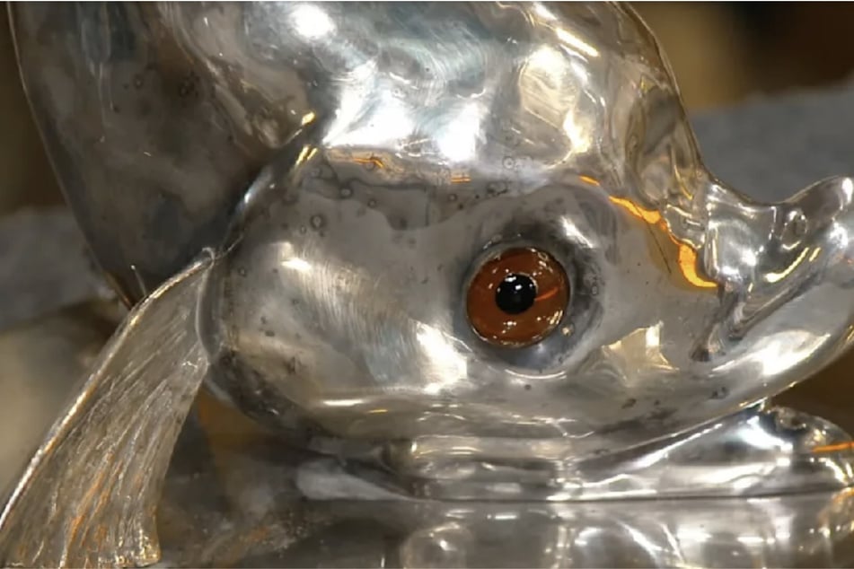 Besonderer Hingucker des imposanten Sekt-Kühlers aus dem Hause Franco Lapini ist der fantasievolle Delfin-Standfuß.