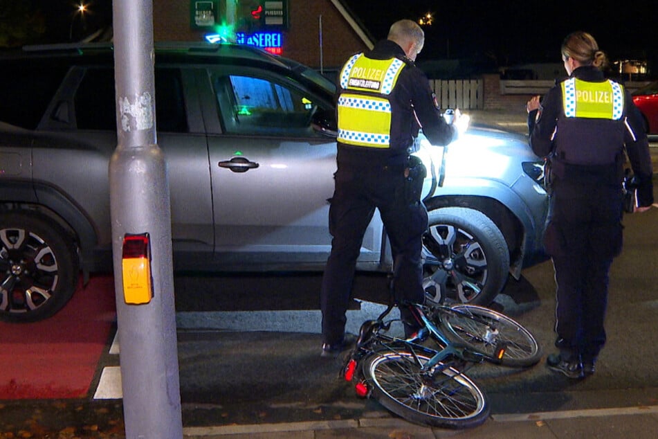 In Hamburg ist ein elfjähriger Junge beim Fahrradfahren von einem Auto erfasst worden.