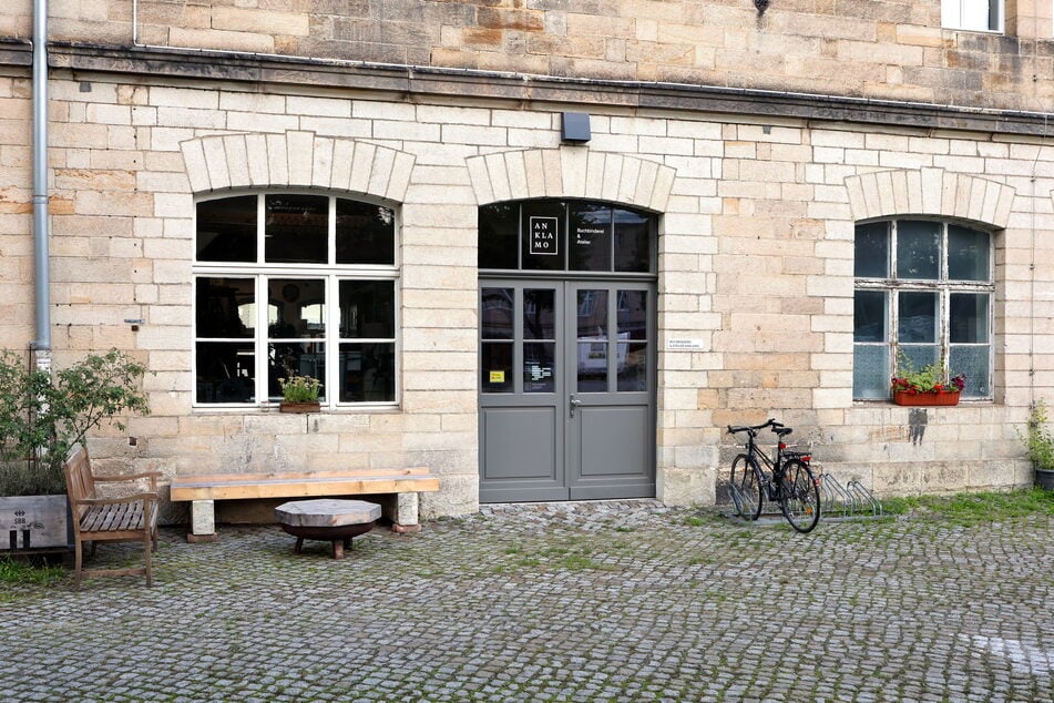 Hier ist ein Kunsthandwerk zu Hause: Die Werkstatt "ANKLAMO Buchbinderei und Atelier" in der Rottwerndorfer Straße 45k in Pirna lädt zu Workshops und am 24. August zum Tag des Offenen Hauses (10 - 20 Uhr) ein.