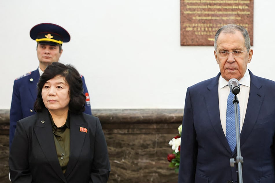 Choe Son Hui (l.) and Sergei Lavrov unveiled a memorial plaque in honor of North Korea's Kim Il-Sung's visit to the USSR in 1949.