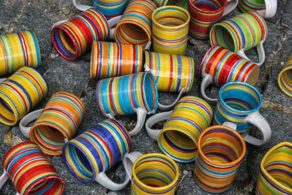 Von Schmuck und Keramik über Textilien und Holzarbeiten hat der Kunsthandwerkermarkt alles zu bieten. (Symbolbild)