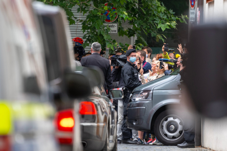 Zahlreiche Schaulustige beobachten die Autokolonne mit dem emeritierten Papst Benedikt XVI. vor dem Wohnhaus seines Bruders.