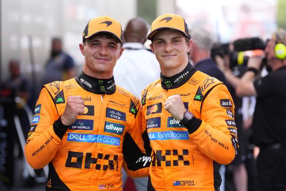 Die McLaren-Piloten Oscar Piastri (24, r.) und Teamkollege Lando Norris (25) jubelten in Barcelona.