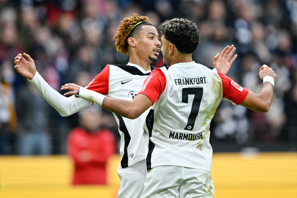 In der Bundesliga zaubert Hugo Ekitiké (22, l.) gemeinsam mit Omar Marmoush (25) im Eintracht-Dress. Doch auch bei der französischen U21 weiß der 22-Jährige zu überzeugen.