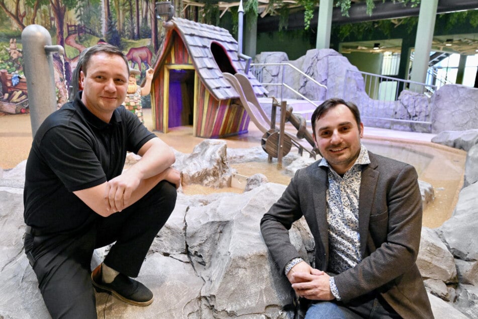 Badegärten-Chef Roberto Fricker (r.) und Mitarbeiter Rene Wisgick freuen sich über die gelungene Erweiterung.