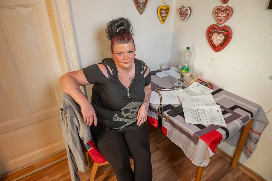 Ordentlich bewahrt Ricarda Eichwald (39) aus Freital die Korrespondenz mit den Ämtern auf und wartet auf ihr Geld.