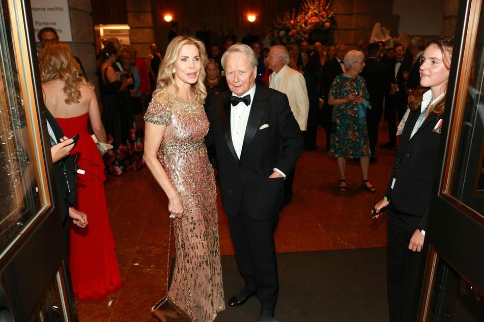 Salzburg: Gabriela zu Leiningen und Wolfgang Porsche vor Beginn der Premiere "Macbeth" von Giuseppe Verdi im Jahr 2023.