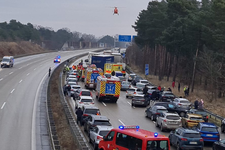 Die Autobahn A115 musste nach dem Massen-Unfall in beide Richtungen gesperrt werden.
