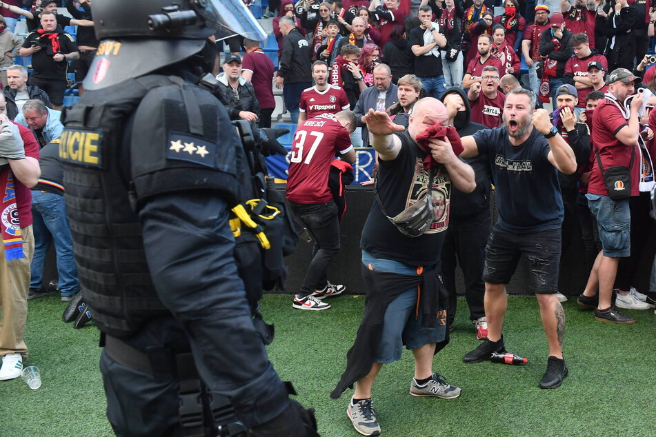 Fans von Prag stürmten nach einer Provokation der Fans von Mlada Boleslav schon am Samstag den Rasen.