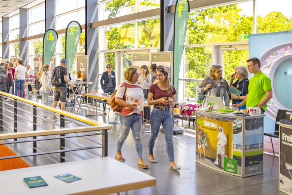 An zahlreichen Ständen könnt Ihr Euch über das Studium, Leben und Wohnen in Chemnitz informieren.