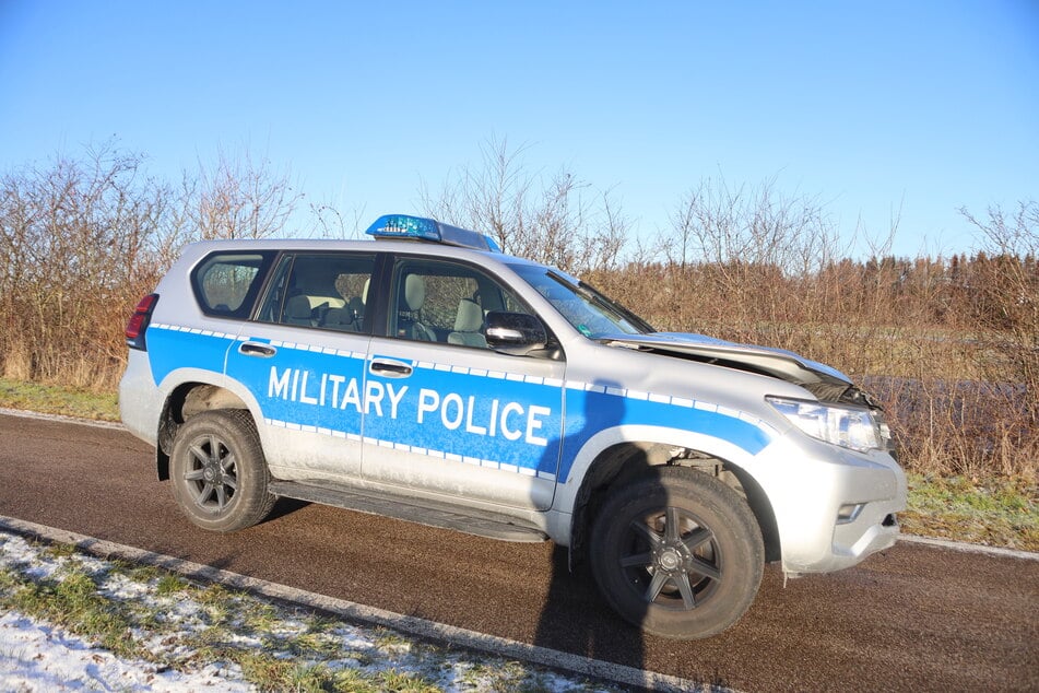 Der Wagen der Militärpolizei erfasste die Fußgängerin mit der Front.