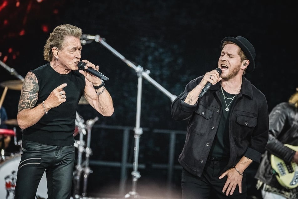 Johannes Oerding und Peter Maffay bei dessen Abschiedskonzert im Juli 2024 auf der ausverkauften Trabrennbahn in Hamburg.