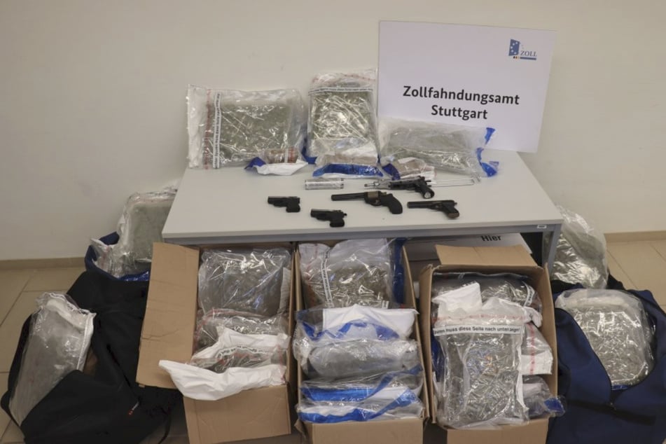 Der Zoll stellte Waffen und Drogen sicher. Gegen die Verdächtigen wurde Haftbefehl erlassen.