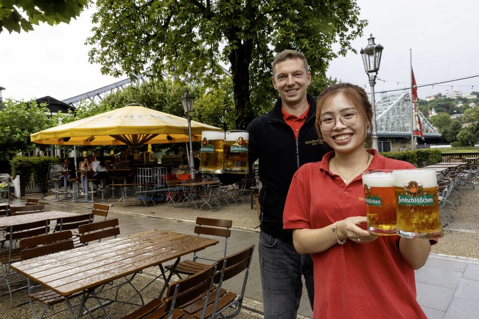 Die Schillergarten-Servicekräfte Miloś (37) und Suong (24) zapfen auch bei Regen ordentlich Bier.
