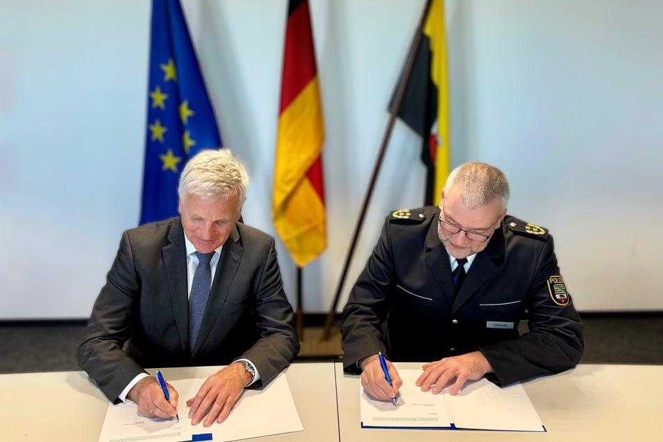 Braunschweigs Polizeipräsident Thomas Ring (l.) und Magdeburgs Direktor Tom-Oliver Langhans (r.) unterschreiben die Vereinbarung.