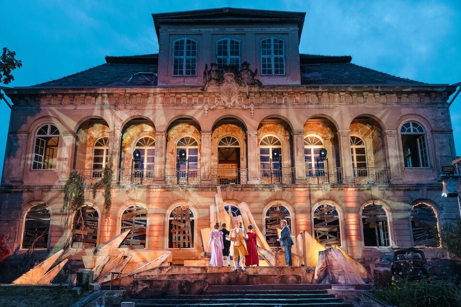 Das Elbschloss Übigau dient dem Stück als Kulisse.
