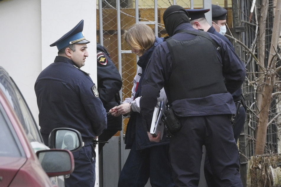 Eine 26-jährige Frau aus St. Petersburg, die verdächtigt wird, an dem Bombenanschlag in einem St. Petersburger Café beteiligt gewesen zu sein, betritt das Bezirksgericht Basmanny in Begleitung von Beamten.