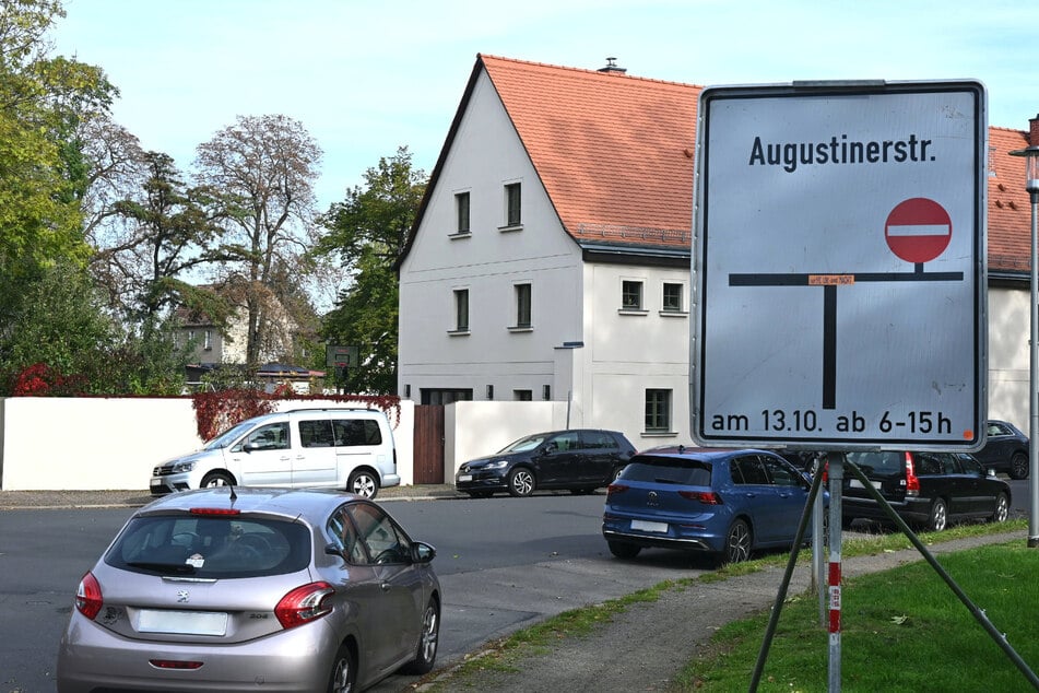 Auf dem Hinweisschild steht, dass die Straße am 13. Oktober gesperrt wird. Dabei müsste es allerdings "ab" heißen.