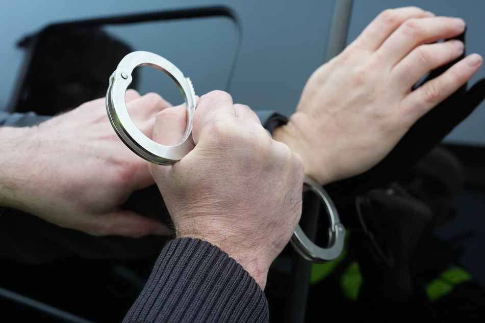Der betrunkene Vater wehrte sich so heftig gegen die Polizei, dass zwei Beamten verletzt wurden.