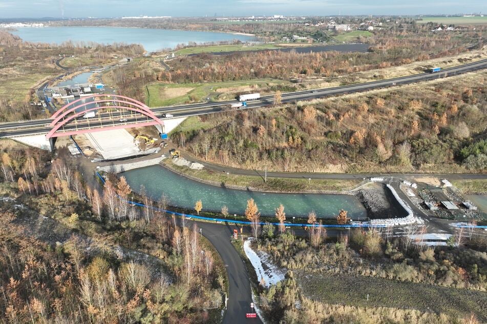 Bisher hält dieser Stützkörper (rechter Bildrand) dem Wasserdruck vom Störmthaler See stand. Bald soll hier die große Schlitzwand entstehen. Im Hintergrund: der vier Meter tiefer gelegene Markkleeberger See.