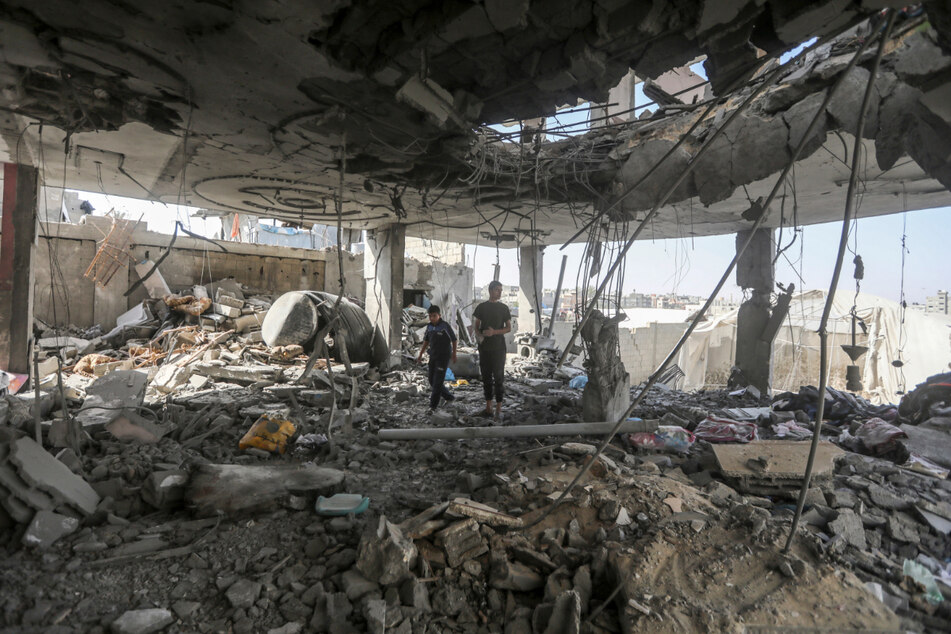 Palästinenser stehen in den Trümmern eines Hauses nach einem israelischen Luftangriff auf Rafah.