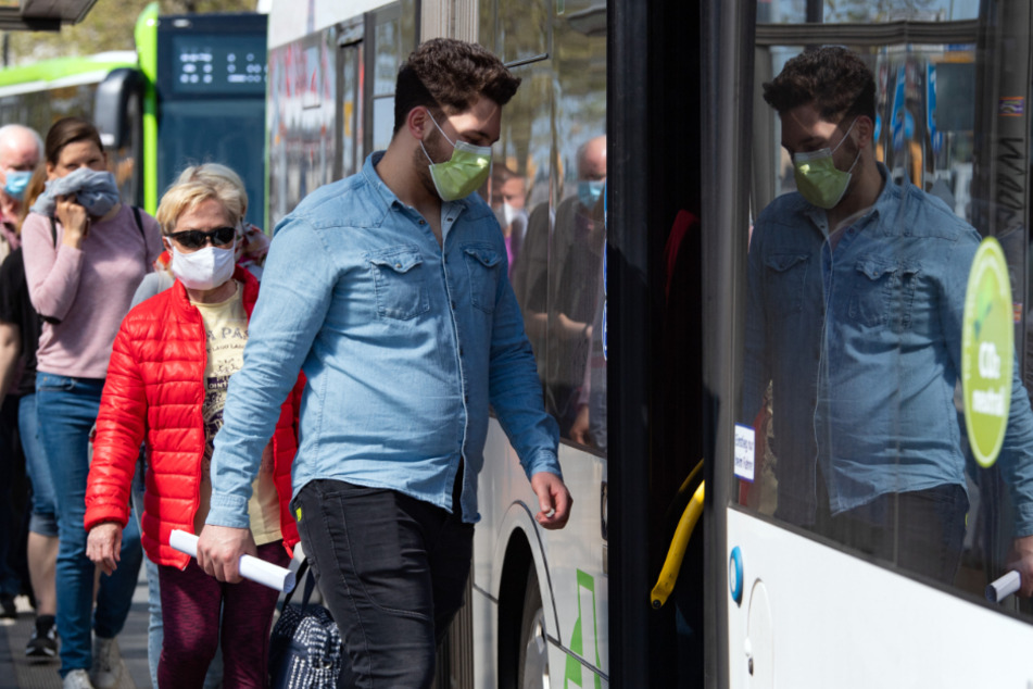 An ein Busfahren mit Mund-Nasen-bedeckung haben sich mittlerweile alle gewöhnt.