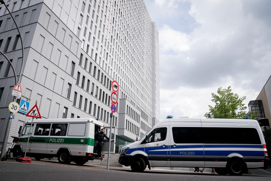 Mannschaftswagen der Berliner Polizei stehen vor der Charite. Hier wird der russische Oppositionelle Nawalny behandelt.