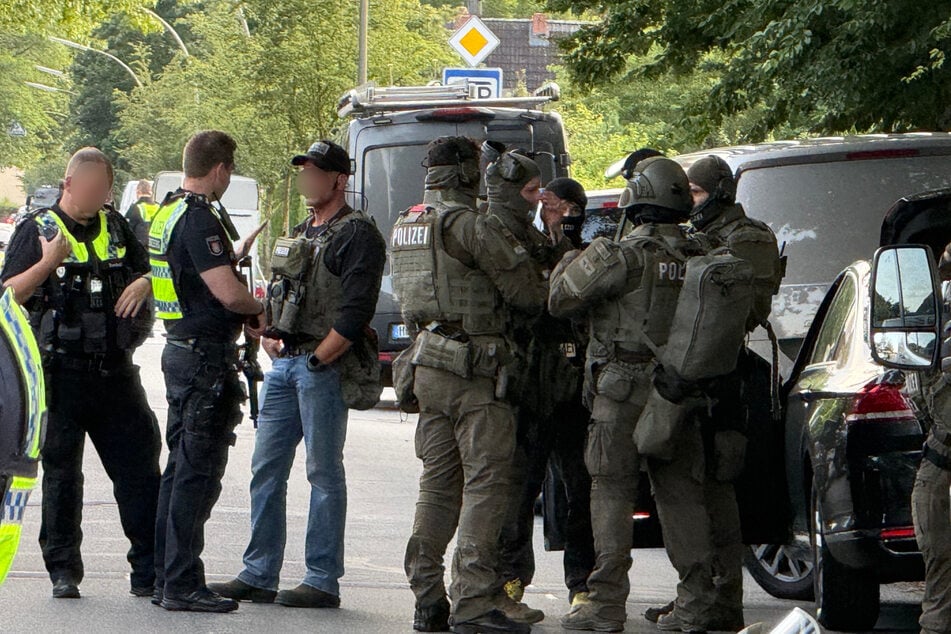 Polizei und SEK rückten am Sonntag nach Hamburg-Billstedt aus. Der Einsatz lief am Abend noch.