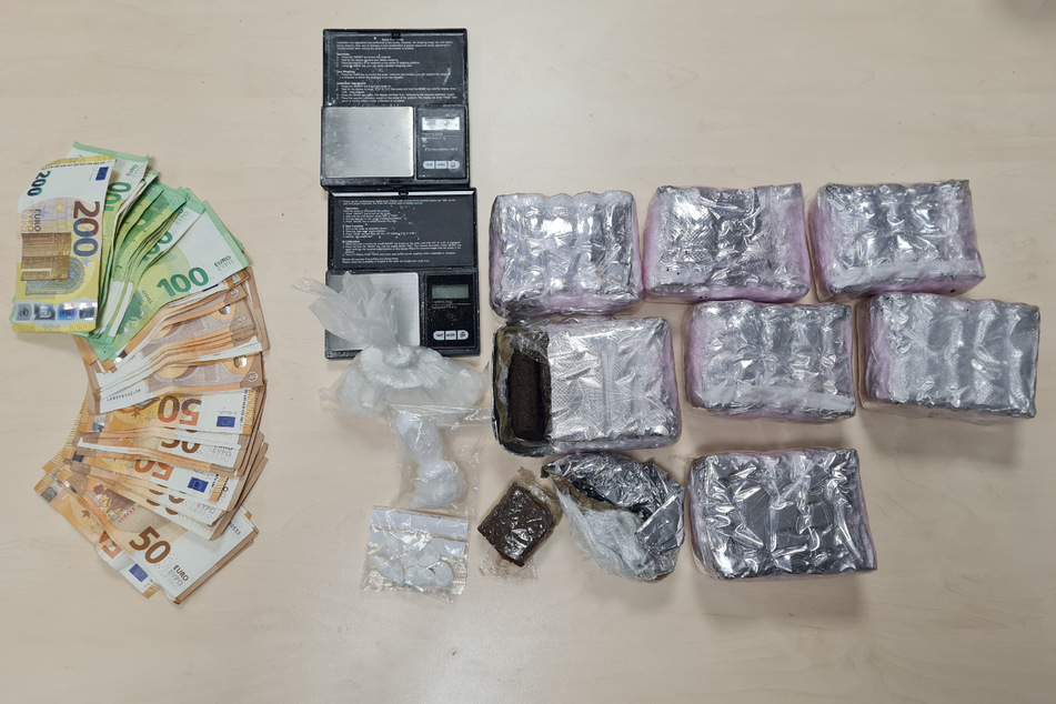 Die Polizei hat mehrere tausend Euro Bargeld und Drogen "in nicht geringer Menge" sichergestellt.