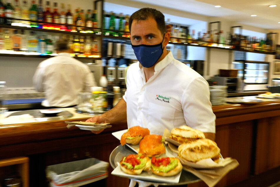 Gastronomen der spanischen Urlaubsinsel Mallorca dürfen am. Mittwoch erstmals seit März auch im Innenbereich wieder Gäste bewirten.