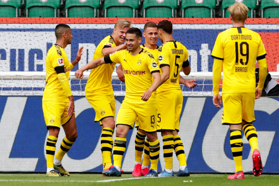 Raphael Guerreiro (Dritter von links) bejubelt mit seinen Mitspielern seinen 1:0-Führungstreffer für den BVB.