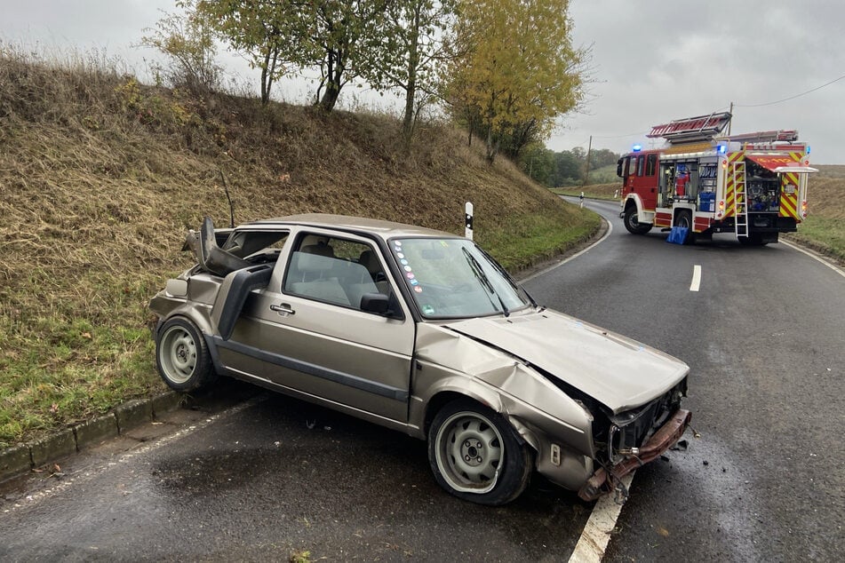 Der Wagen überschlug sich einmal komplett und kam dann wieder auf der Straße zum Stehen.